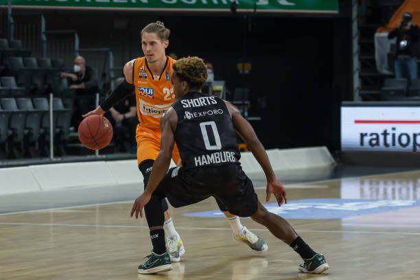 迈尼昂在法国队两次赢得点球大战，为队史门将第一人.